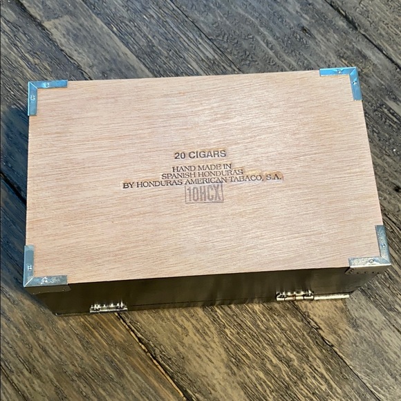 Excalibur Royal Cigar Box - Picture 10 of 10